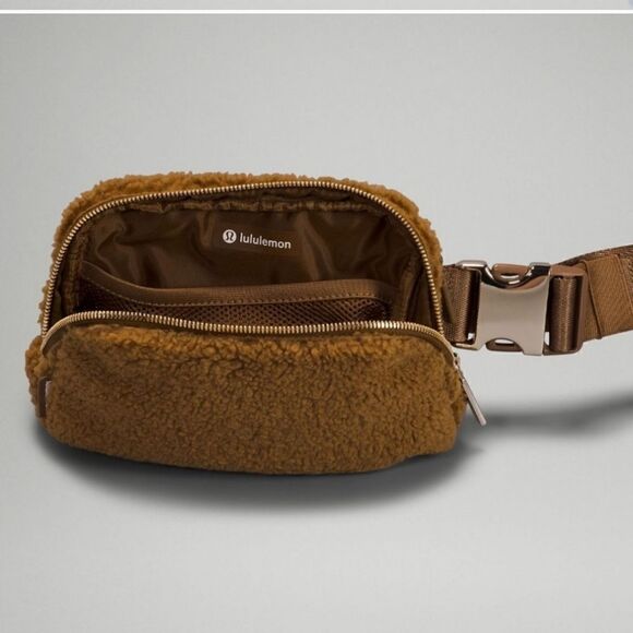 Lululemon Everywhere Fleece Belt Bag Burnt Caramel - Picture 3 of 10